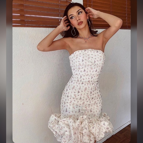 House of CB Dresses & Skirts - House of cb Serafina WHITE FLORAL‎ PRINT STRAPLESS DRESS NWOT size XL